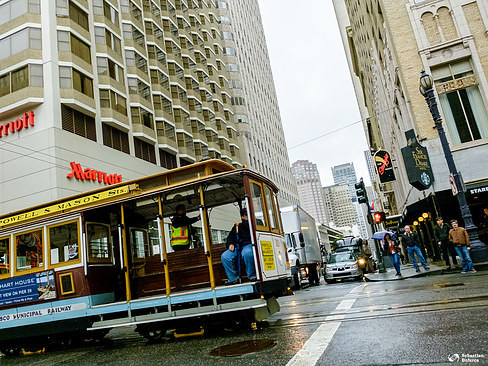 Cable car crossing Sutter Street